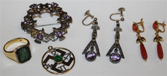 Group of assorted jewellery